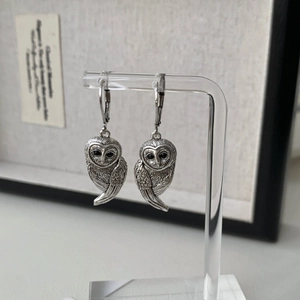 Boucles d'oreilles hibou en argent avec texture vintage et fermoirs à levier sur support
