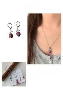Vue détaillée du collier et boucles d'oreilles tulipes roses avec design floral émaillé