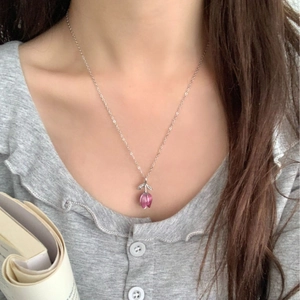 Vue détaillée du collier pendentif tulipe rose sur chaîne argentée au style élégant