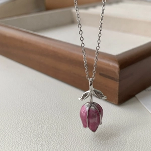 Vue détaillée du collier tulipe rose montrant la texture brossée et la feuille d'argent