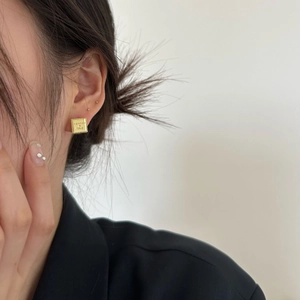 Boucles d oreilles carrées dorées avec gravure met you love et bordure perlée rétro