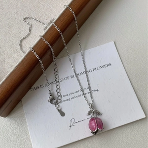 Détail du collier pendentif tulipe rose avec chaîne en argent et fermoir mousqueton