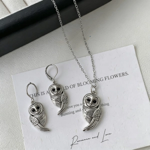 Parure de bijoux hibou argenté avec collier plumes et boucles d'oreilles
