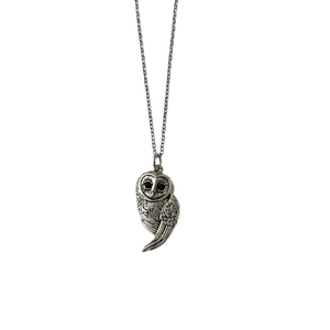 Collier hibou en argent vintage avec plumes détaillées et yeux en perles noires sur fond blanc