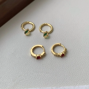 Boucles d'oreilles créoles dorées avec pierre goutte verte et zircon rouge élégant