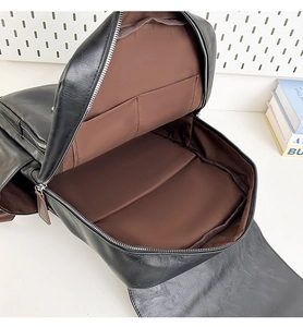 Nahaufnahme der schwarzen PU-Lederrucksack-Innenseite mit braunem Futter und Fachaufteilung