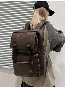 Détails du sac à dos vintage marron foncé avec texture en cuir et fermeture à rabat