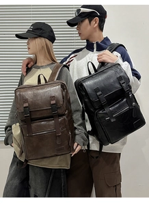 Détails rapprochés de sacs à dos vintage en similicuir marron et noir à boucles métal