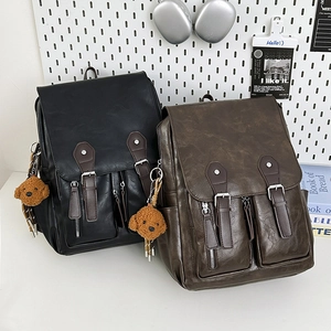 Klassische Vintage-Rucksäcke aus PU-Leder in Schwarz und Braun mit Bärenanhänger