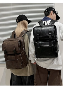 Detalle de dos mochilas de cuero vintage con correas de hebilla en marrón y negro