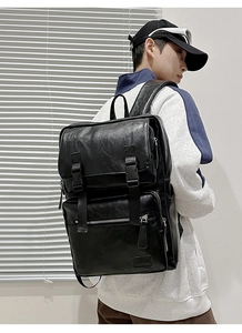 Vue latérale du sac à dos vintage en cuir PU noir avec boucle et fermeture éclair en métal