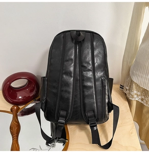 Detail view of the backpack back panel with adjustable straps and anti-theft zipper