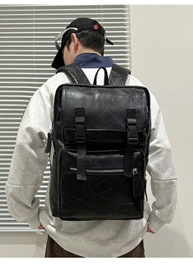 Détail de la vue arrière d'un sac à dos vintage en cuir noir avec boucles réglables