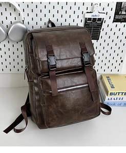 Vista detallada de la mochila retro de cuero sintético marrón con hebilla y textura grabada