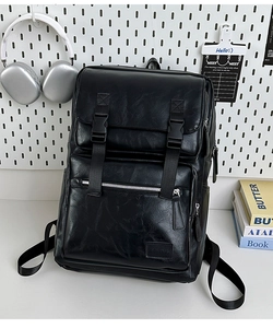 Détail du sac à dos en cuir PU noir avec design multi-poches et gaufrage de la marque