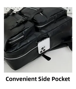 Détail de la poche latérale du sac à dos en cuir noir avec un téléphone pour comparaison