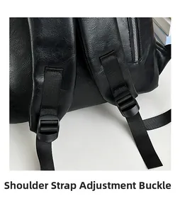Détail de la boucle de sangle réglable et texture du sac à dos en similicuir noir