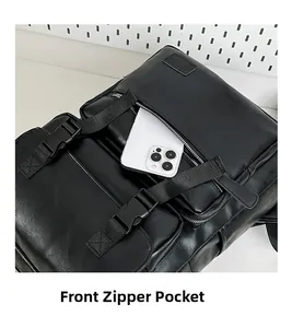Détail de la poche zippée avant avec boucles sur un sac à dos vintage en similicuir noir