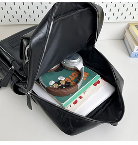 Détail du compartiment spacieux pour ordinateur portable et du rangement interne du sac à dos
