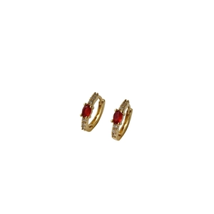 Boucles d'oreilles créoles dorées avec zircons rouges ovales et petits cristaux brillants