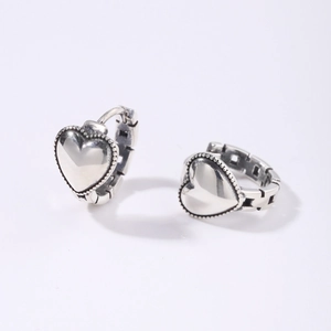 Orecchini a cuore vintage argento con bordo perlato e struttura a catena cava
