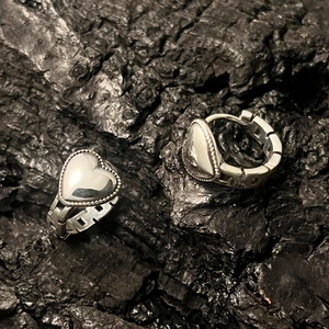 Orecchini a cuore in argento con cerchio a catena traforata e bordo con perline