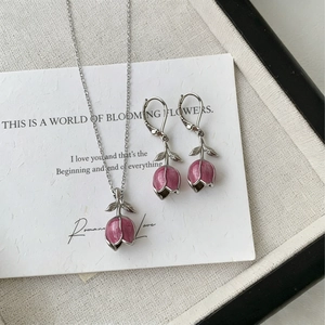 Parure de bijoux avec collier et boucles d'oreilles tulipe rose en émail chic