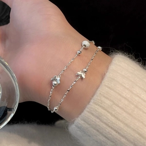 Bracelet double couche en argent avec papillon et perles polies et dépolies