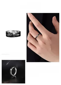 Gros plan de la bague étoile à quatre branches rétro avec textures noires pour hommes