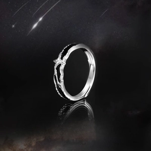 Bague étoile rétro avec texture noire et étoile d'argent à quatre branches pour homme