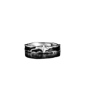 Bague étoile à quatre branches noire rétro avec texture vieillie et design gothique chic