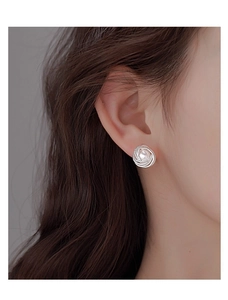 Close-up of French retro triangle pearl stud earring on model with twisted silver rope detail