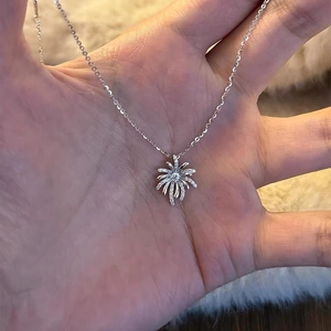 Elegante silberne Sonnenblumen-Halskette mit Zirkonia-Inlay vor weichem Hintergrund