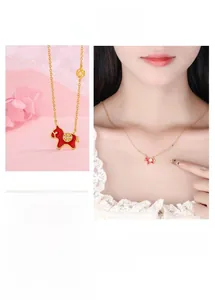 Détail du pendentif cheval en émail rouge avec pièce dorée sur collier élégant