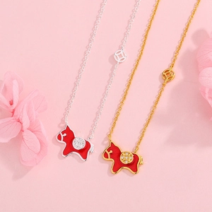 Collier cheval tendance en or et argent avec pendentif émail rouge et charmes pièces