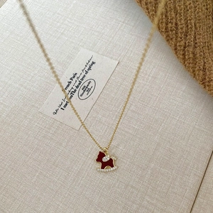 Collier élégant en or avec pendentif cheval à bascule émail rouge et détails en zircon