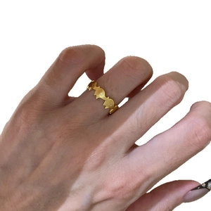 Anello in oro ondulato unico con texture spazzolata e tre gemme scintillanti