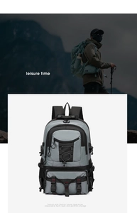 Detail von hochdichtem Nylon und Mehrschicht-Reißverschlüssen am taktischen Outdoor-Rucksack