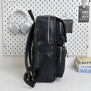Mochila de viaje de cuero negro de gran capacidad con múltiples bolsillos y cremalleras