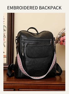 Détail du sac à dos vintage en cuir PU avec bandoulière brodée ethnique et décor de pompons
