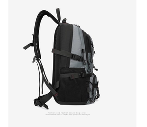 Detailsicht der taktischen Rucksack-Netztaschen und atmungsaktiven gepolsterten Träger