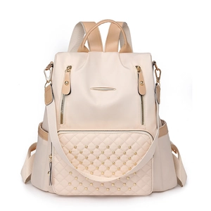 Minimalistischer beiger Stepprucksack für Damen mit goldenen Nieten und Reißverschlüssen