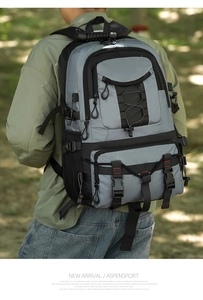Taktischer Outdoor-Rucksack mit modularen Fächern in einer Waldumgebung gezeigt