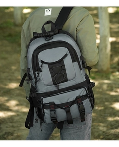 Nahaufnahme der Details am taktischen Rucksack mit Nylongewebe und verstärkten D-Ringen