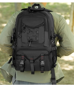 Detailaufnahme des schwarzen taktischen Rucksacks mit Reißverschlüssen und Seitengurten