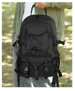 Details des schwarzen taktischen Outdoor-Rucksacks mit modularem Stauraum und Gurten