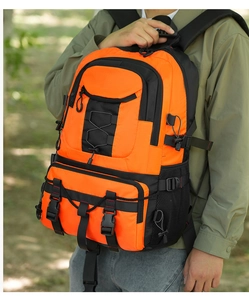 Outdoor-Taktikrucksack-Detail mit modularen Nylontaschen und robusten Seitengurten