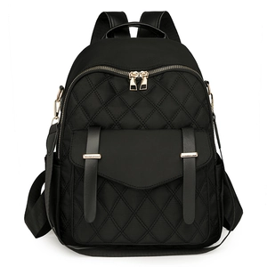 Sac à dos en nylon noir matelassé à la mode avec détails dorés et poche avant