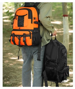 Detailansicht eines taktischen Rucksacks mit mehreren Fächern für Outdoor-Wanderungen