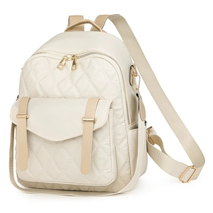 Détail du sac à dos matelassé crème avec motifs à losanges et ferrures dorées champagne